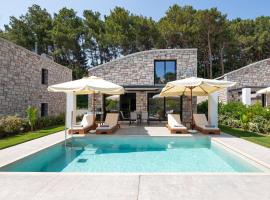 Rokas Luxury Villas, hotel din Asgourou
