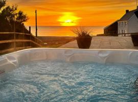 Swn Y Don - Modern Luxury Steps from Newgale Beach Bliss for up to 10 People, hotel en Newgale