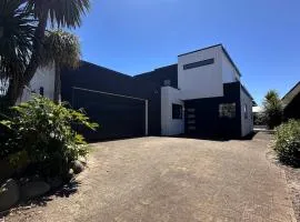 Modern Costal Escape-with Spa