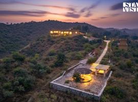 StayVista at Nilaya In The Hills with Lake View, Pool，位于Kama的酒店