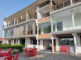 Hotel New Gurudeo Basera And Family Restaurant