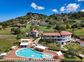 LUZIA AGRIRESORT - Piscina Idromassaggio con Vista Mare Aperta fino alle ore 23-00, resort en Capo Vaticano