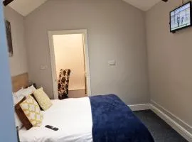 City center ground floor flat with patio &parking