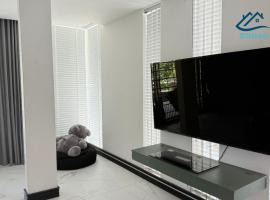 Landed Spacious House at Cangkat Delima Gelugor Penang, hotel v destinaci Gelugor