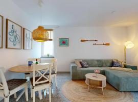 strandnahe FeWo mit Schwimmbad im Haus, a cappella 68,Binz, hotel in Binz