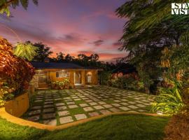 StayVista at Ajuban, hotel a Rājanvādi