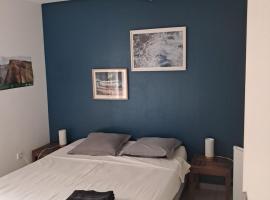 Chambre avec salle de bain, WC et terrasse, holiday rental in Étang-Salé