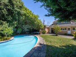 Constantia Retreat with Pool & Garden, Hotel in Doordrift