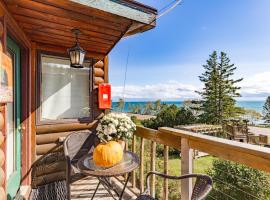 The 3 Bears Cottage - Exquisite lake views!, Hotel in Duluth