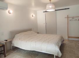 Le Laoul cottage 2 people, hotel in Bourg-Saint-Andéol
