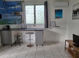 Hébergement en rez-de jardin clos proche de l'aéroport et des commodités, hotel i Le Lamentin