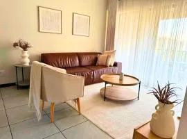Cozy 2-Bedroom Apartment with Pool & Gym near Fourways Mall and Hospital