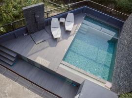 Kathu Pool villa 4 bedroms, hotel in Ban Kathu