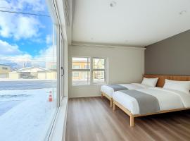 The Lobs Brand New, 4 bedroom, 3 bath, 4 toilet, 8 min to Rusutsu, 7-11, bus at door, ξενοδοχείο σε Kimobetsu