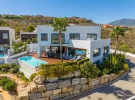 VACATION MARBELLA I Villa Paraiso The View, 6 BDR, Modern Villa, Infinity Heated Pool, Gated Community, Cinema Room, Sea View, Golf Courses