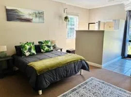 Little Oasis - Palm Room