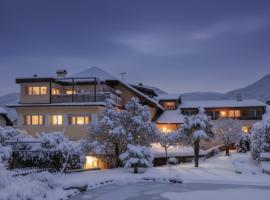 Kreuzwegerhof Nals - Historic Nature Stay with Pool near Meran & Bozen, ξενοδοχείο σε Nalles