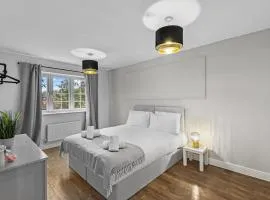Spacious 5 Bed House in Reading by Amber Stays, Perfect for Business & Contractors, Sleeps 12!