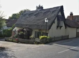 Beautiful Cottage opposite Hedingham Castle!