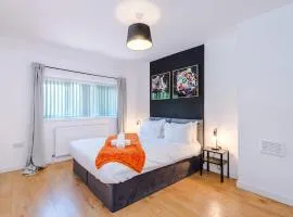 Spacious 4 Bed House in Birmingham City Centre, Ideal for long term with Free Parking