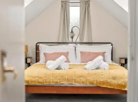 Spacious 6 Bed House in Waterlooville Portsmouth by Amber Stays, Perfect for Long Term Stays, Sleeps 14!