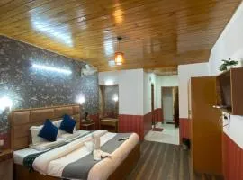 !!The Valley View Hill-Top Heights & Open Rooftop Cafe !! Bonfire !! Family Hotel Near To Mall Road 100Mtr!!