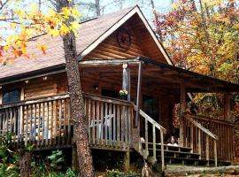 Pet-Friendly Cabin Retreat near Great Smoky Mountain National Park, Tennessee, hotel in Walland