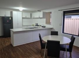 Dalyellup 2BR accommodation-Rear Guest house Unit- Walkable to major supermarkets, hotel in Bunbury