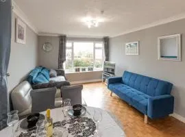 Pass the Keys Seaside Escape 2-Bedroom Flat EastBeach sleeps 4