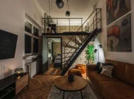 Central Designer Loft - Modern & Chic