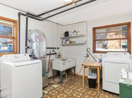 Fresh and Fabulous in Fridley-1, hotel a Fridley