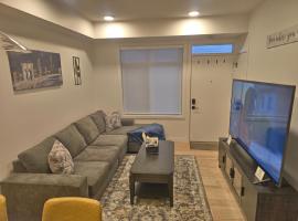 A stylish 2 BDR with a blend of cozy and peace!, хотел в Калгари