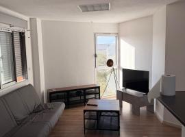Appartement face Aéroport Marseille, hotel in Vitrolles