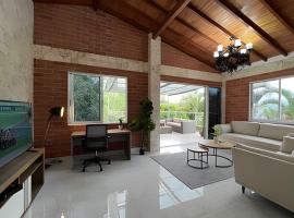 Casa Palos Altos; Poblado; 6 min de Provenza;, Hotel in El Poblado