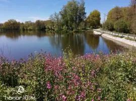 Les chalets au bord de l'étang de Malleteix