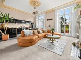 Spacious Apartment with Balcony, Clarendon Square