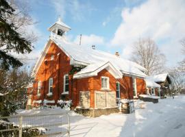 Picturesque School House Retreat, hotel amb aparcament a Meaford