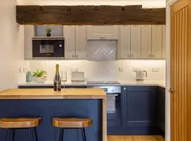 Luxury Apartment Woodsmill View - on the river - with balcony - Recently refurbished