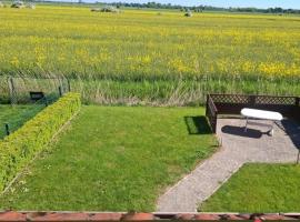 Schöne Doppelhaushälfte am Meer!, hotel a Dorum Neufeld