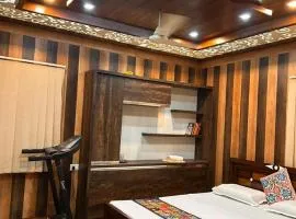 Designer Room in Villa with Gym, Garden, Free Parking and WiFi