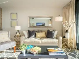 Beach Retreat Walk to Surf & Dining