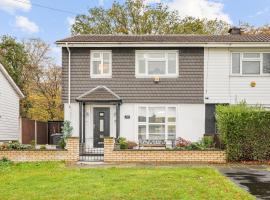 Pass the Keys Modern 3Bed Garden Parking Nr Hainault Station，位于齐格威尔的酒店