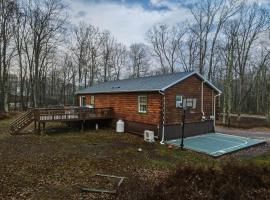 6BR Cabin w Fire Pit Game Room & Basketball, hotel in White Haven