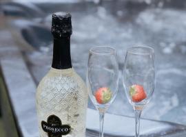 Marine Cottage 1 - With Private Hot Tub, hotel in Newbiggin-by-the-Sea