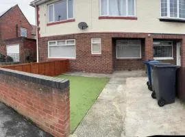 Bungalow - Sleeps 2 - Parking - Garden