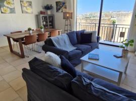Sunny apartment with rooftop terrace in Victoria, Hotel in Għajn il-Kbira