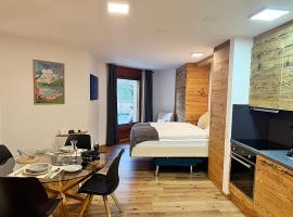 Bijou, Holz, zentral, mit Garage und Pool -CB102-B, hotel in Sankt Moritz