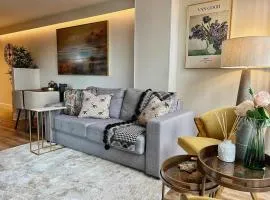 Stylish 2BR Flat in Central Liverpool with Parking