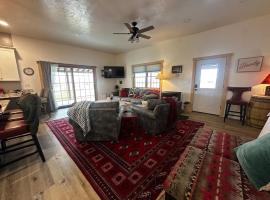 Jackson 2 Pinedale WY Horse & Snowmobile Cottage, hotel v destinaci Pinedale