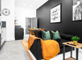 Cozy Apartment - Netflix - On Street Parking - Rowley Regis 49G, hotel in Halesowen